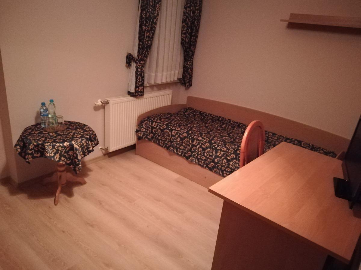 Zajazd Podjadek Osjaków Buitenkant foto